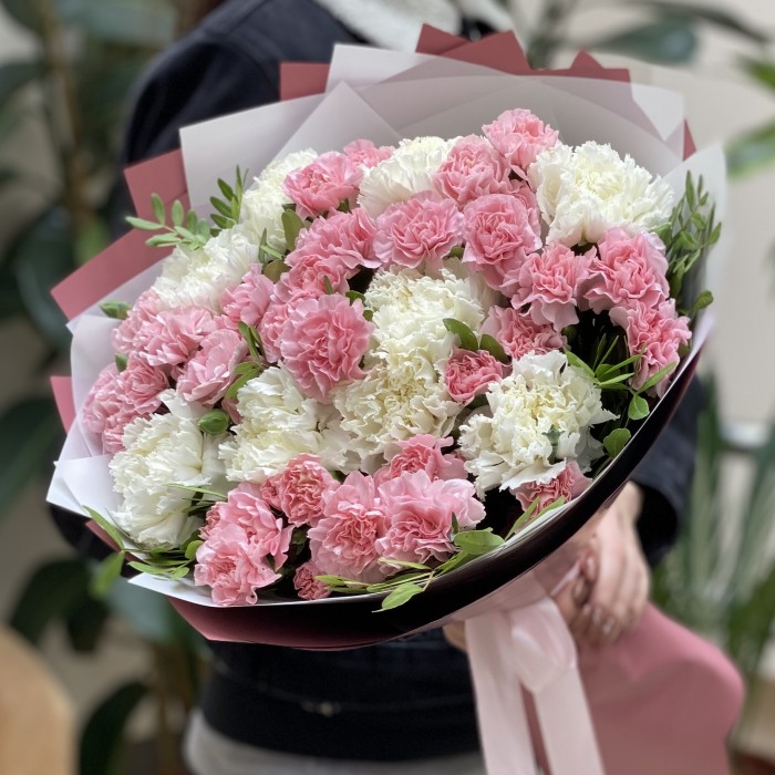 Нежный букет из одноголовых и кустовых гвоздик