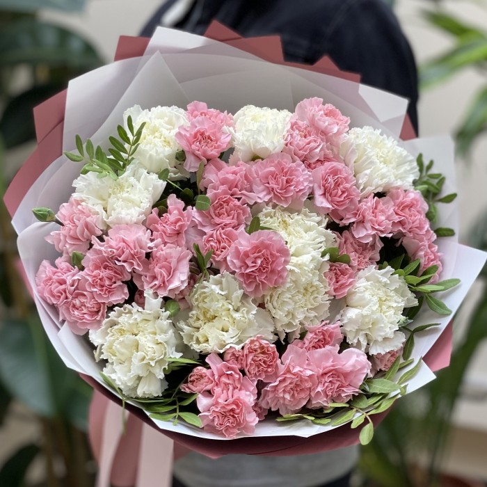 Нежный букет из одноголовых и кустовых гвоздик