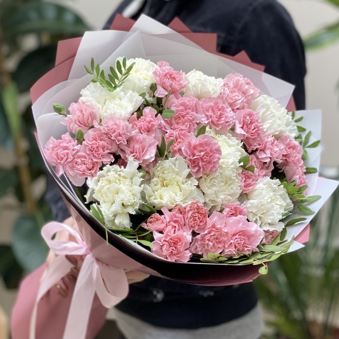 Нежный букет из одноголовых и кустовых гвоздик