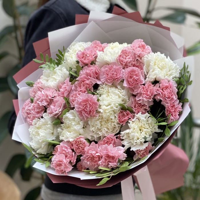 Нежный букет из одноголовых и кустовых гвоздик