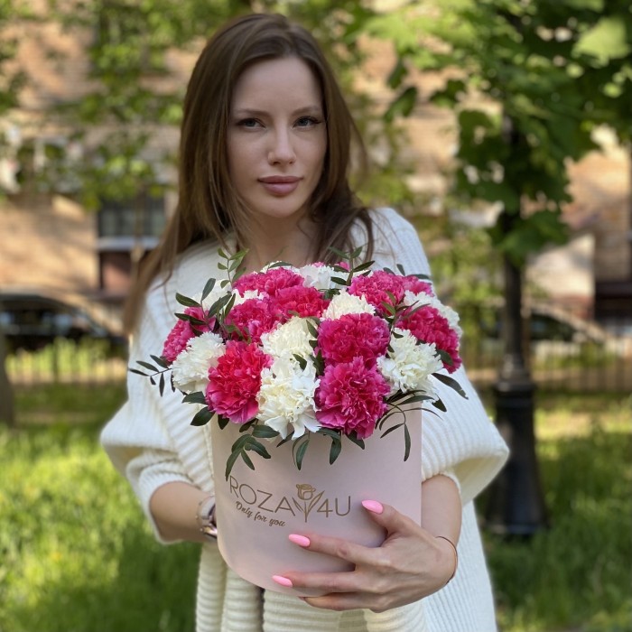 25 малиновых и белых гвоздик в коробке