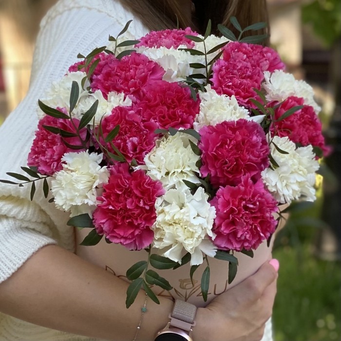 25 малиновых и белых гвоздик в коробке