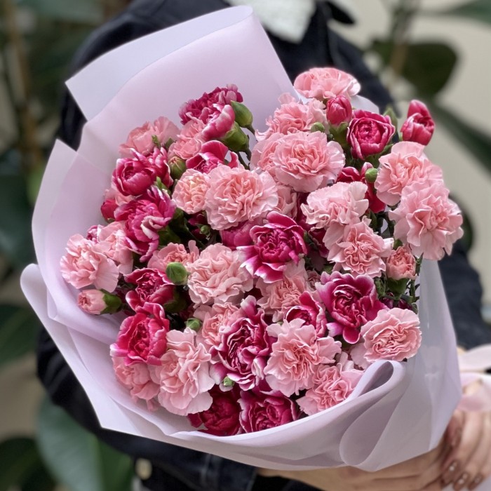 Букет микс из 25 кустовых розовых гвоздик