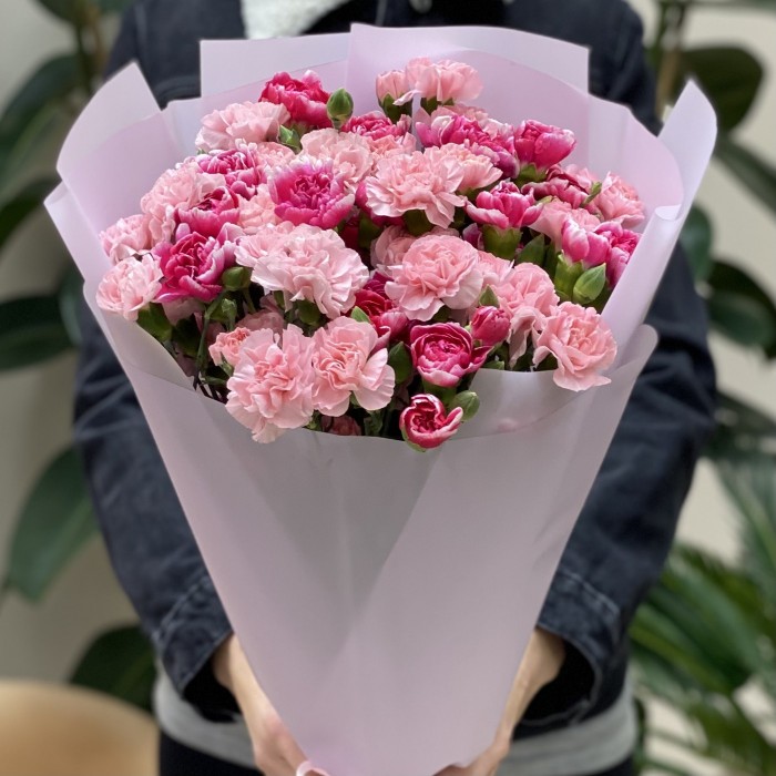 Букет микс из 25 кустовых розовых гвоздик