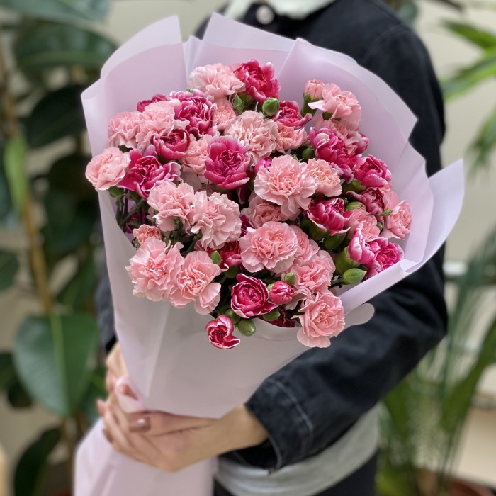 Букет микс из 25 кустовых розовых гвоздик