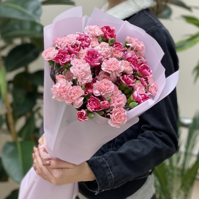 Букет микс из 25 кустовых розовых гвоздик