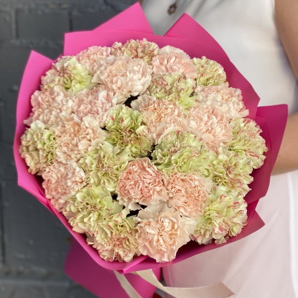 25 персиковых и зеленых гвоздик