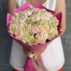 25 персиковых и зеленых гвоздик