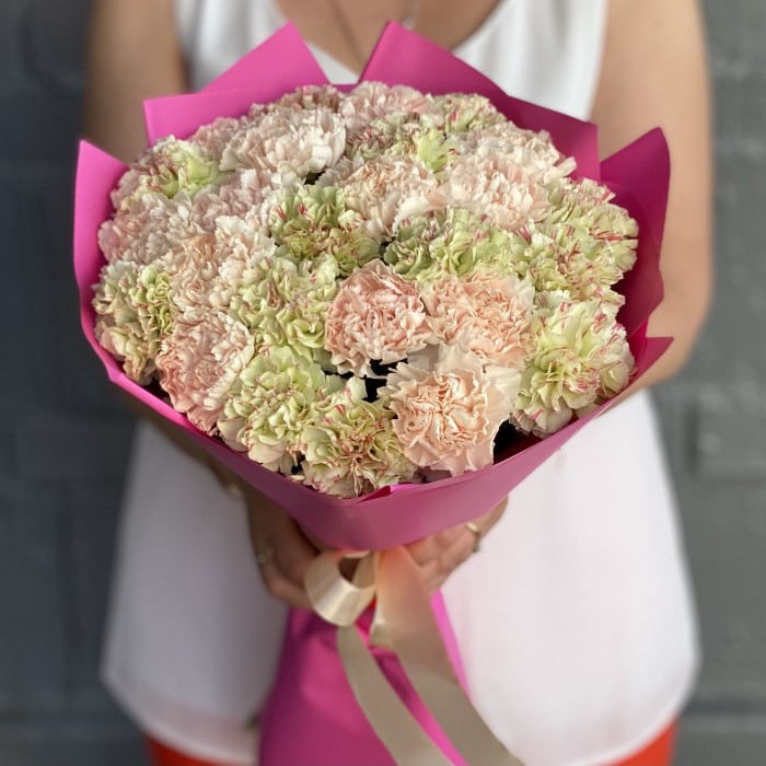 25 персиковых и зеленых гвоздик