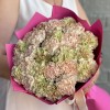 25 персиковых и зеленых гвоздик