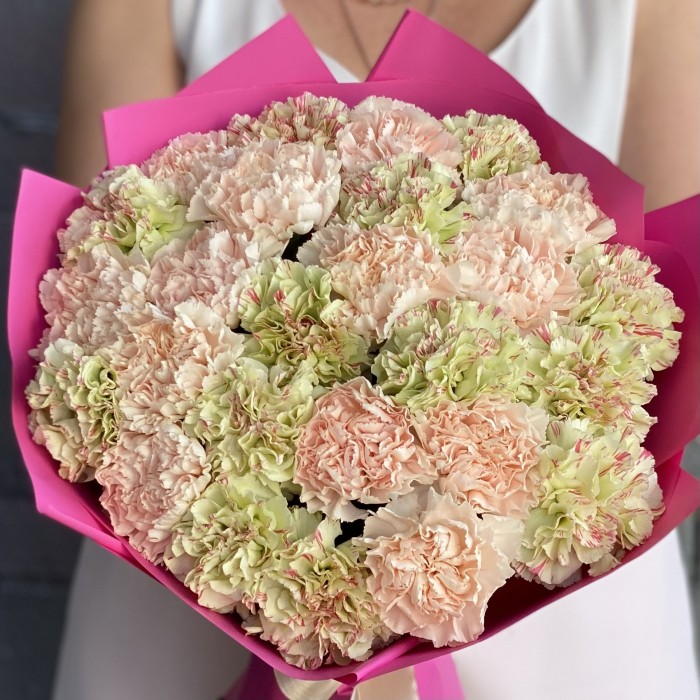 25 персиковых и зеленых гвоздик