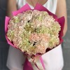 25 персиковых и зеленых гвоздик