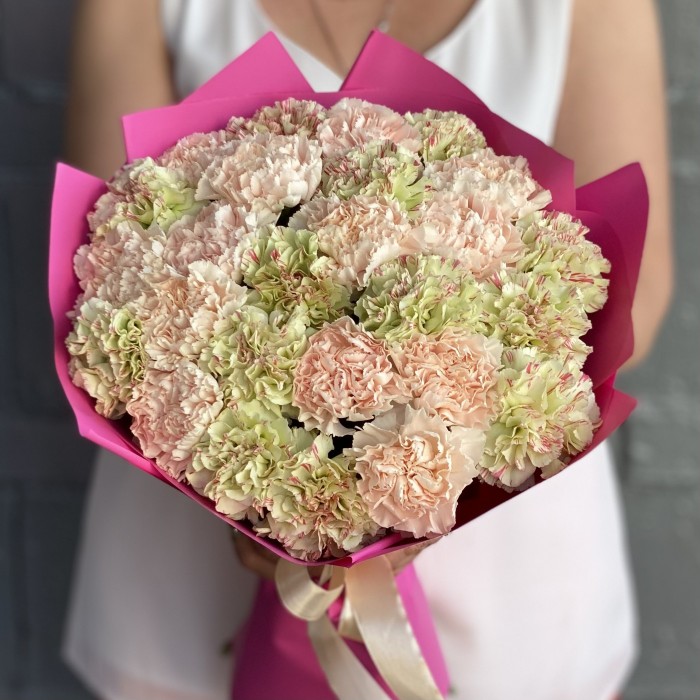 25 персиковых и зеленых гвоздик