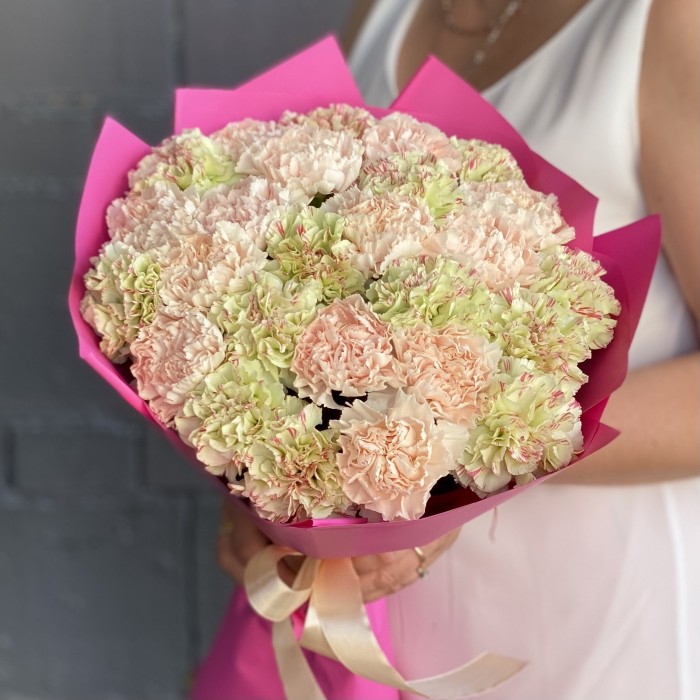 25 персиковых и зеленых гвоздик