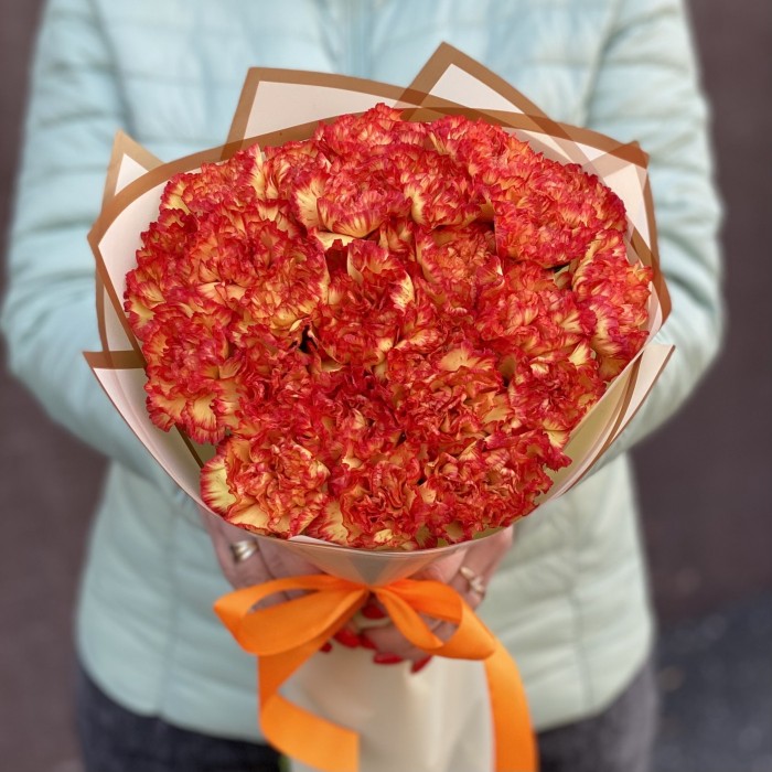 Букет из 25 желто-оранжевых гвоздик