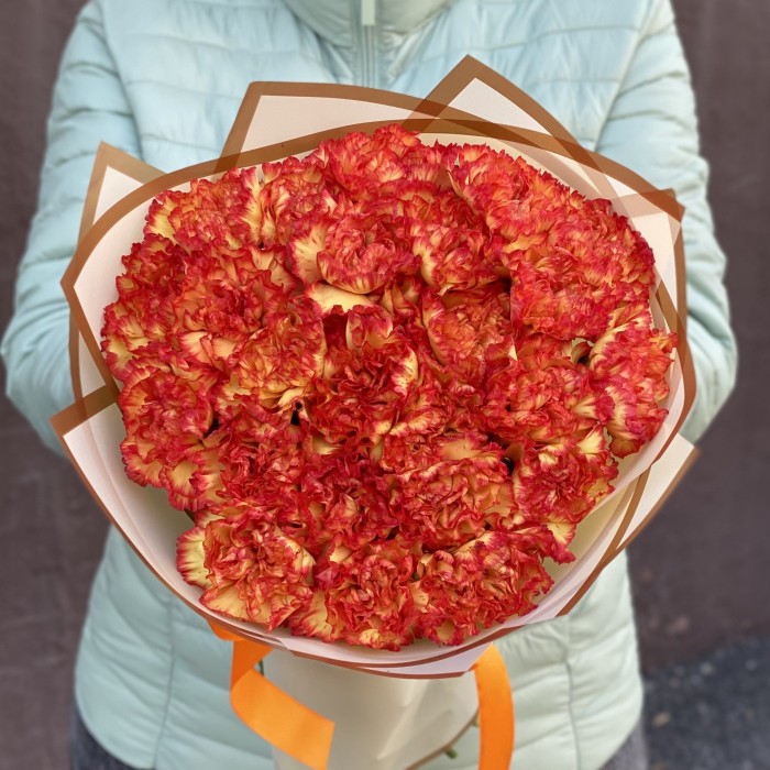 Букет из 25 желто-оранжевых гвоздик