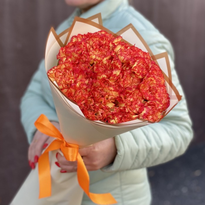 Букет из 25 желто-оранжевых гвоздик