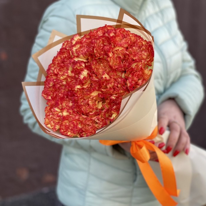 Букет из 25 желто-оранжевых гвоздик