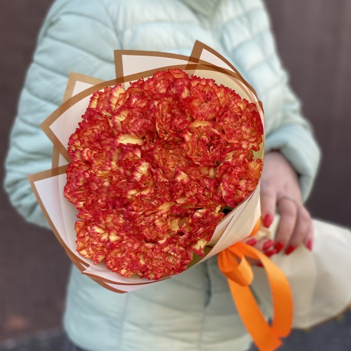 Букет из 25 желто-оранжевых гвоздик