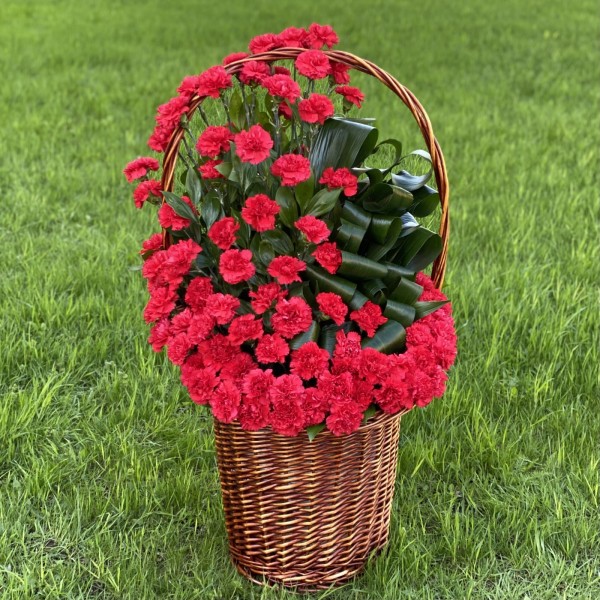 Композиция в корзине из красных гвоздик