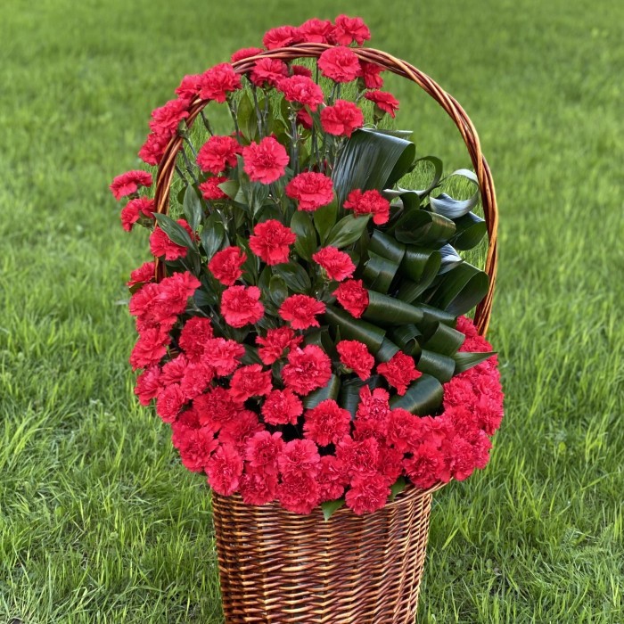 Композиция в корзине из красных гвоздик