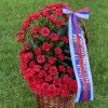 Композиция в корзине из красных гвоздик