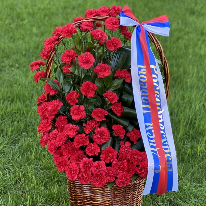 Композиция в корзине из красных гвоздик