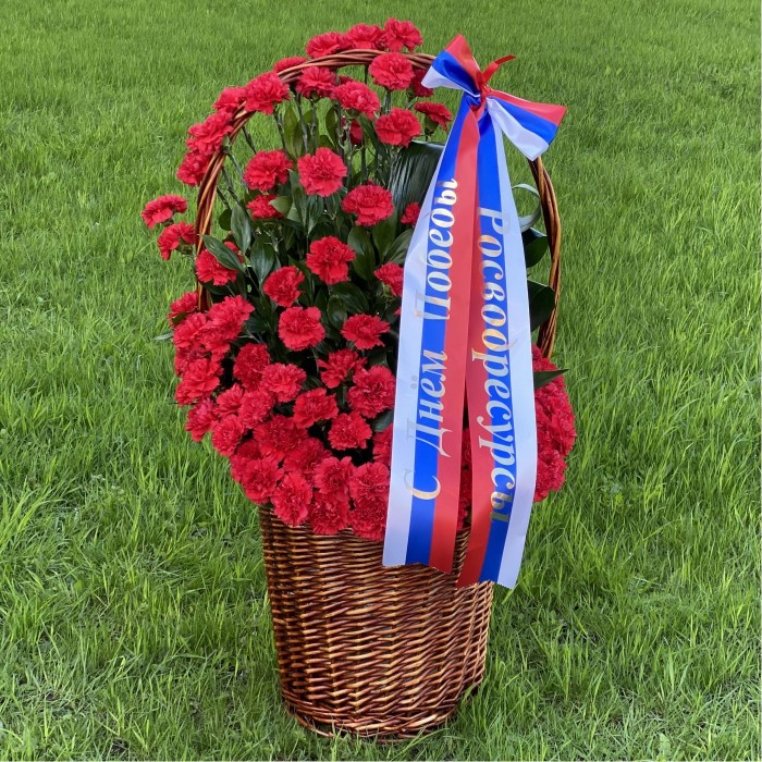 Композиция в корзине из красных гвоздик