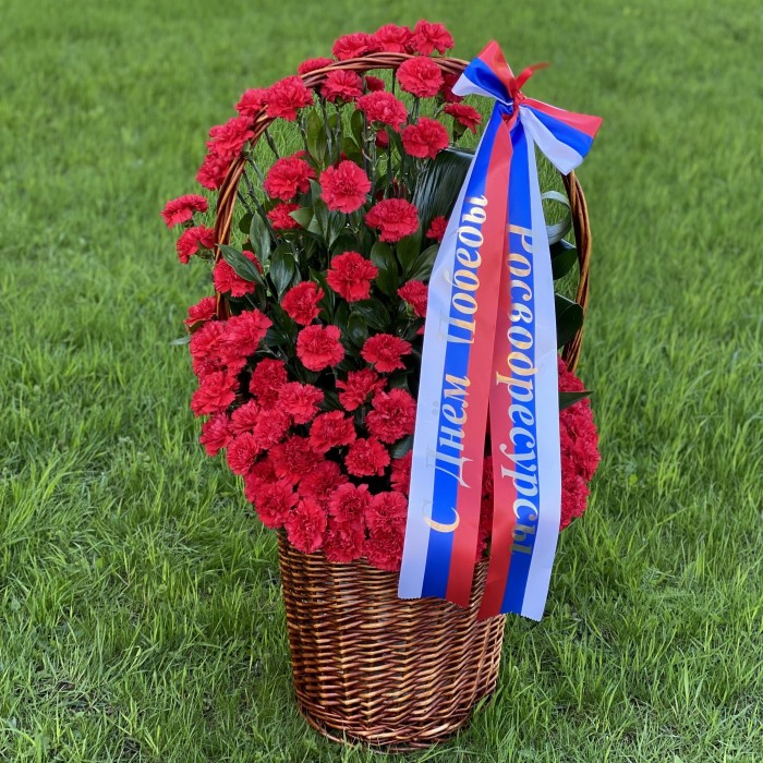 Композиция в корзине из красных гвоздик
