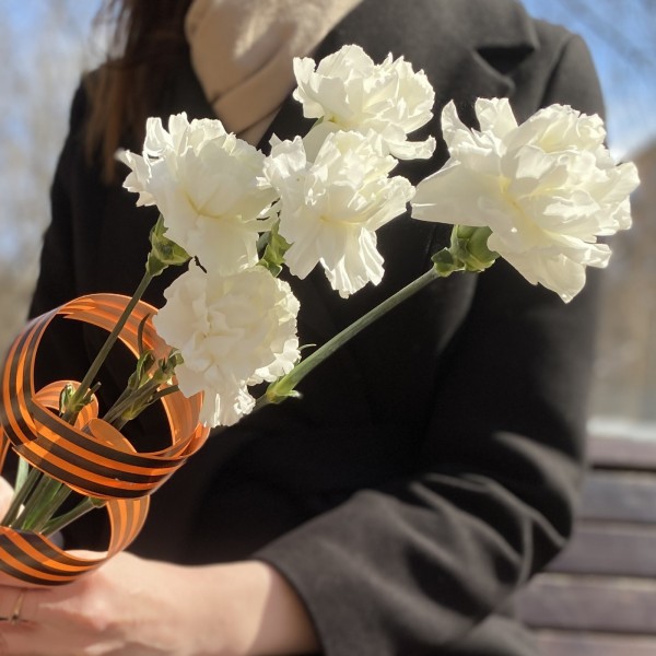 Букет белых гвоздик 9 мая
