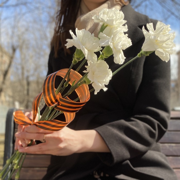 Букет белых гвоздик 9 мая