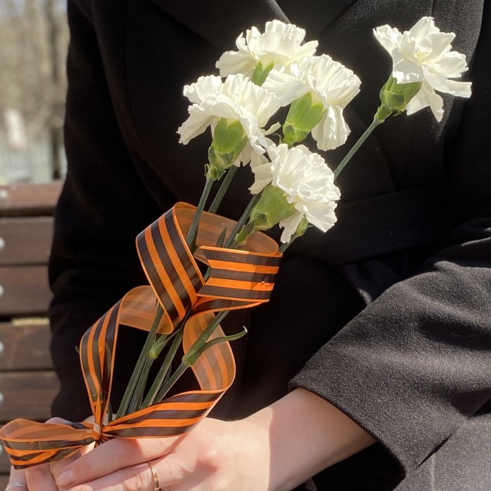 Букет белых гвоздик 9 мая