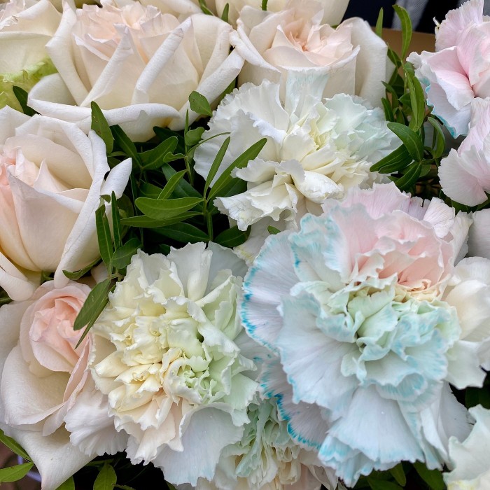 Букет гвоздик и роз Вайт Охара