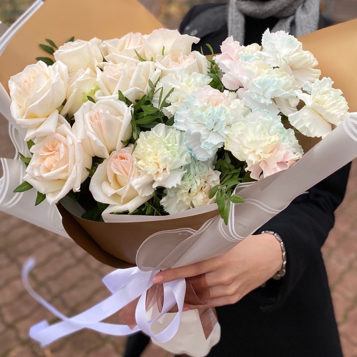 Букет гвоздик и роз Вайт Охара