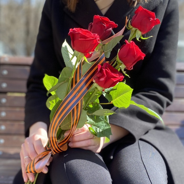 Букет из красных роз 9 мая