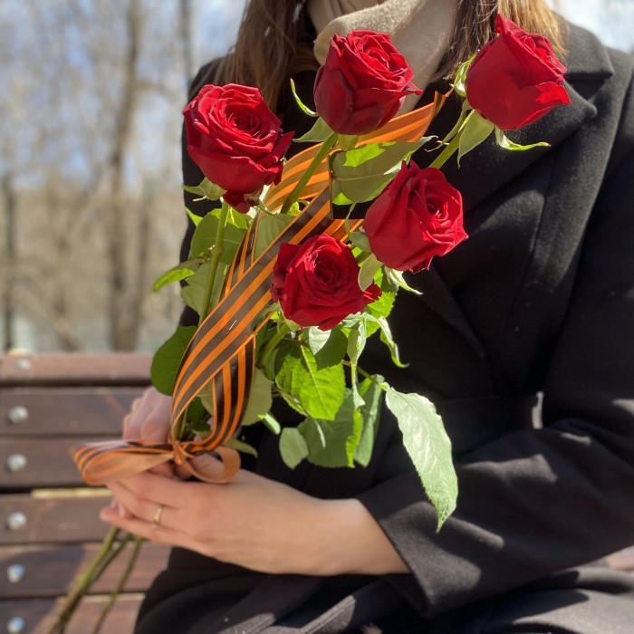 Букет из красных роз 9 мая