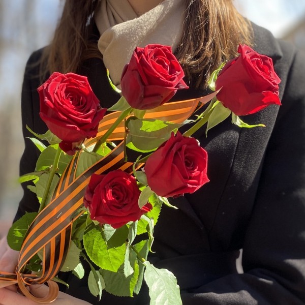 Букет из красных роз 9 мая