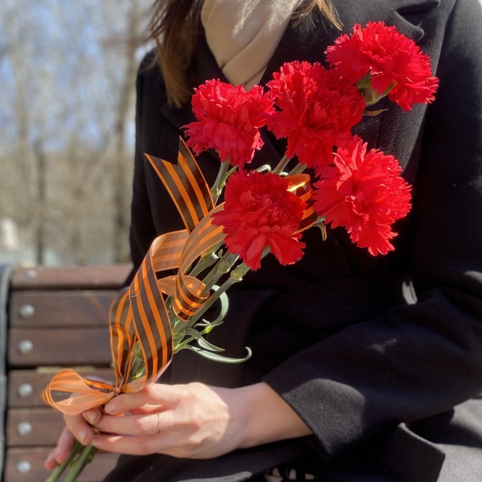 Букет красных гвоздик 9 мая