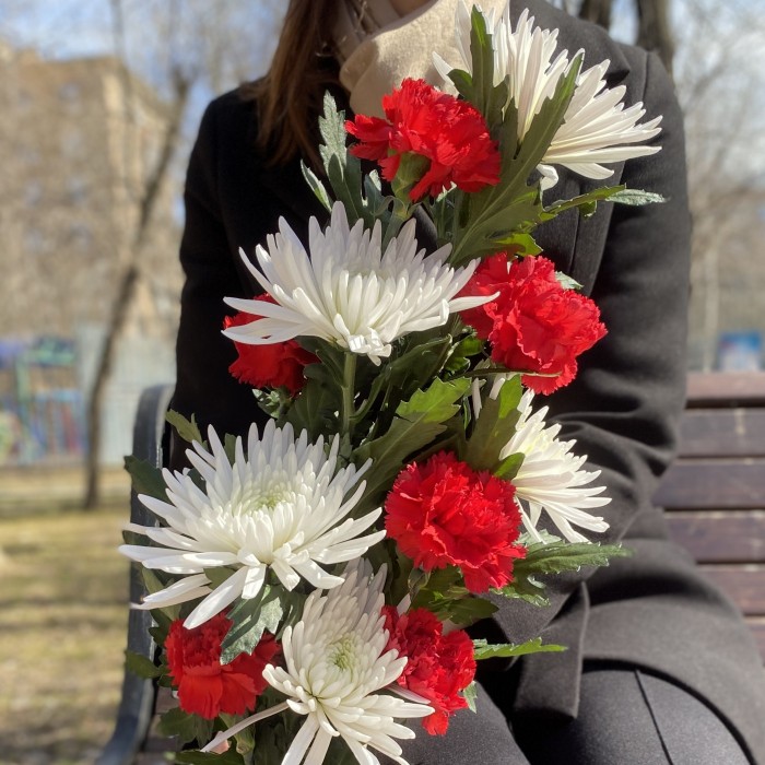 Букет гвоздик и хризантем 9 мая