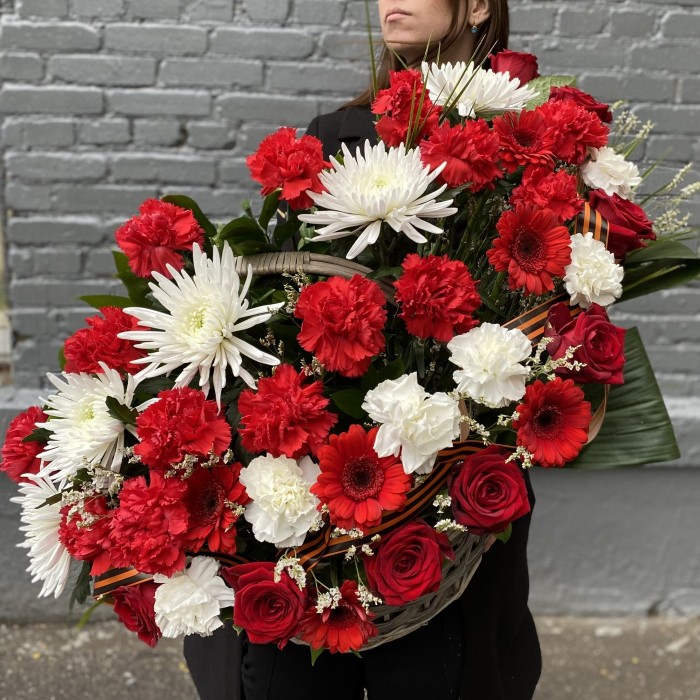 Корзина с цветами Маршал Жуков