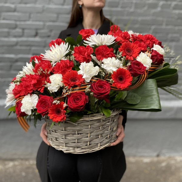 Корзина с цветами Маршал Жуков