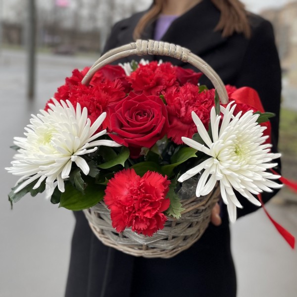 Корзина с гвоздикой и хризантемой