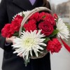 Корзина с гвоздикой и хризантемой