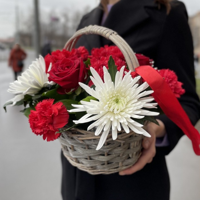 Корзина с гвоздикой и хризантемой