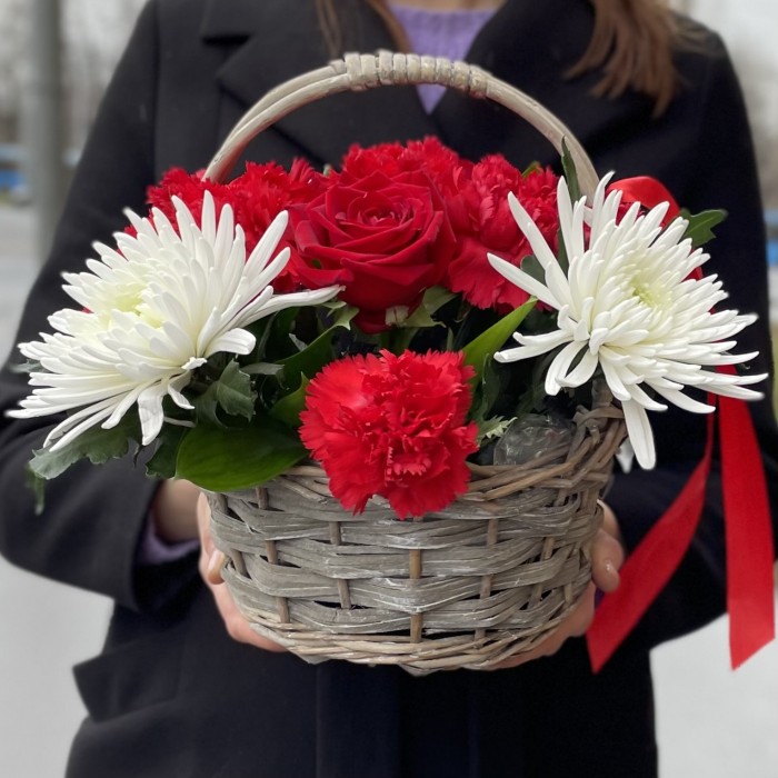 Корзина с гвоздикой и хризантемой