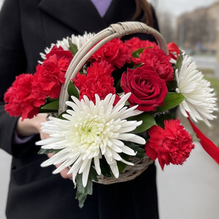 Корзина с гвоздикой и хризантемой