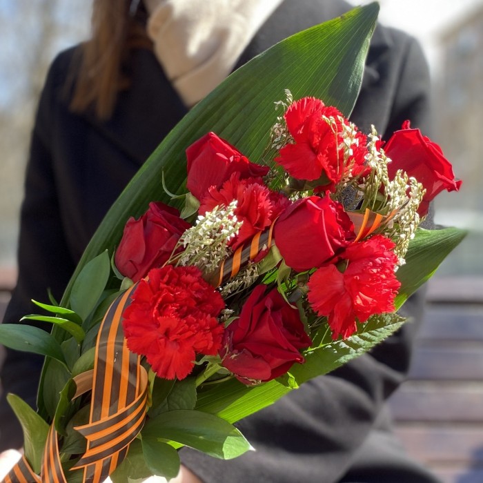 Универсальный букет роз и гвоздик