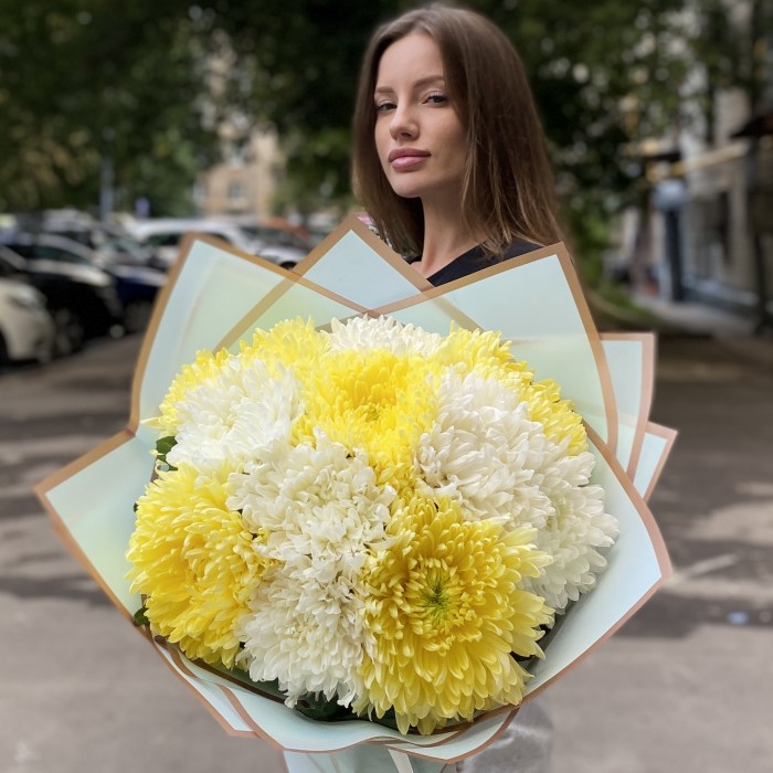 11 белых и желтых хризантем Магнум