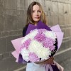 13 белых и сиреневых хризантем