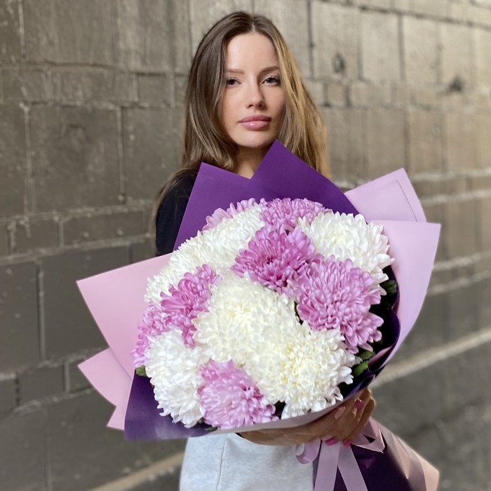 13 белых и сиреневых хризантем